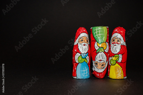 drei Weihnachtsmänner, schwarzer Hintergrund, Santa Claus, black backyard, auf dem Kopf, ungewöhnlich, Weihnachten, Christmas