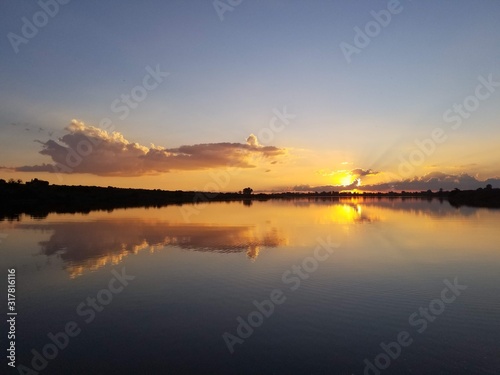 reflejo del atardecer en el lago