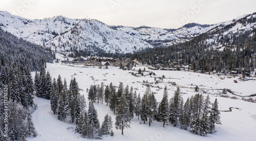 Vue aérienne de la station de ski Alpine Meadows, à Squaw Valley