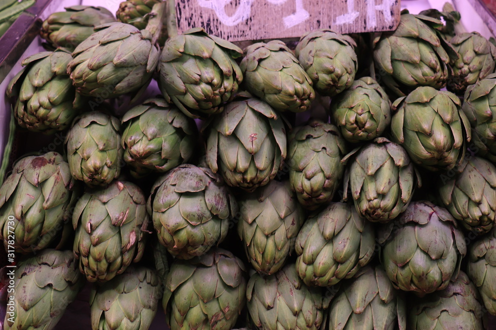 Obraz premium Artichokes at the market