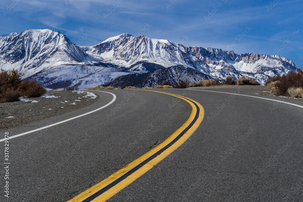 Fototapeta premium The Yellow Line to the Mountains