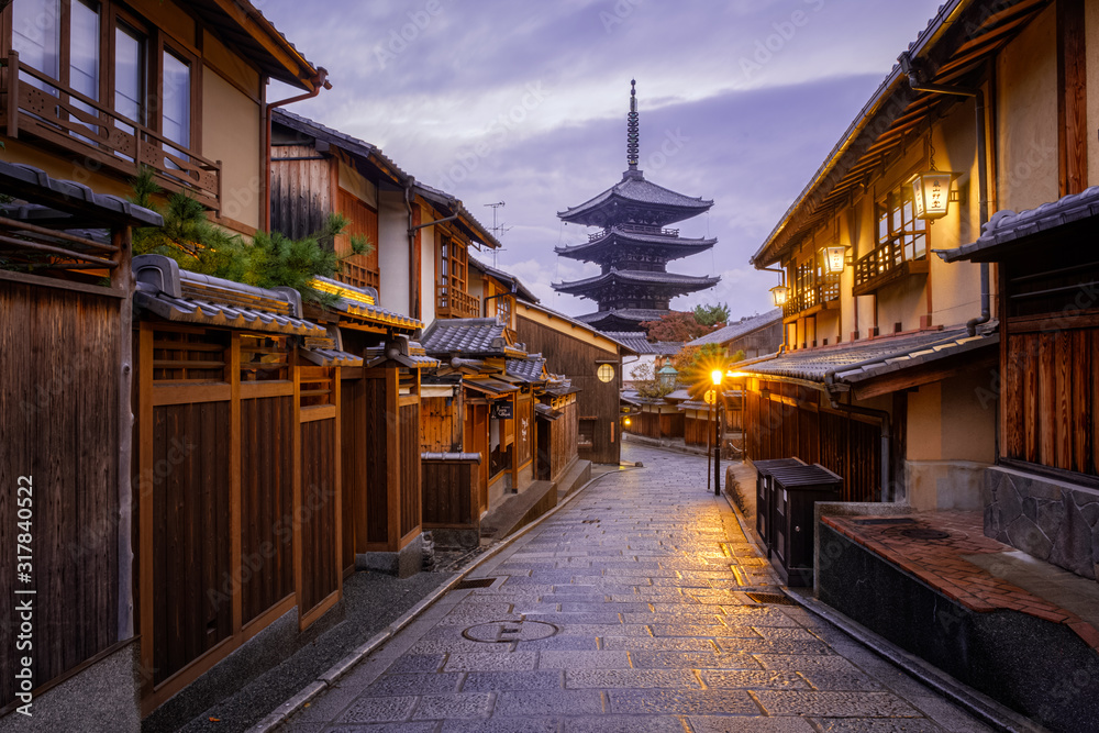 Fototapeta Yasaka Pagoda in the early morning with no people as seen from Sannen Zaka Street, Kyoto, Japan