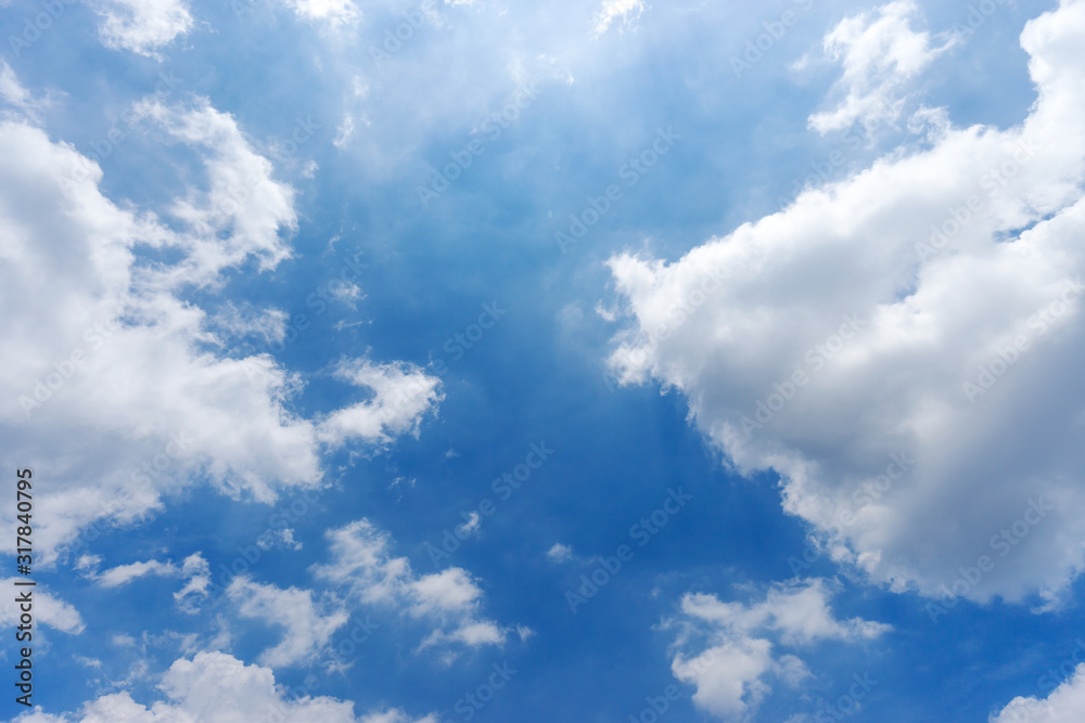 Obraz premium blue sky background with tiny clouds