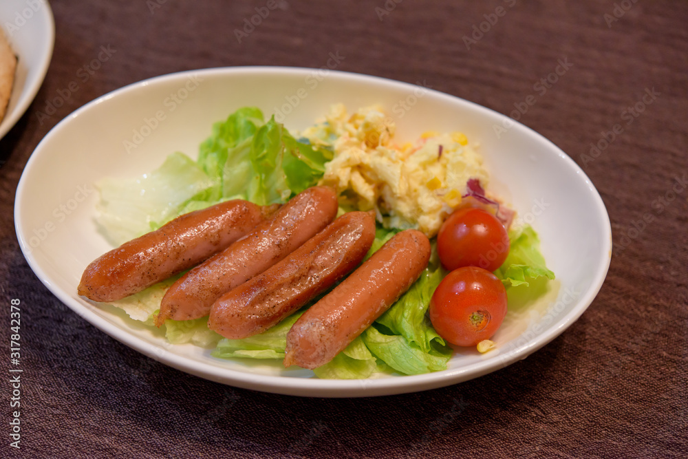 写真素材：食べ物、ソーセージ、ウインナー、トマト、野菜、お皿、食卓、サラダ