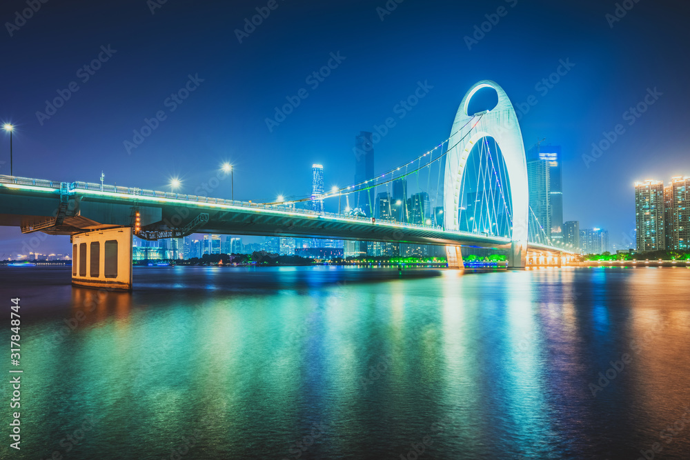 Obraz premium night skyline and modern cityscape in guangzhou at riverside