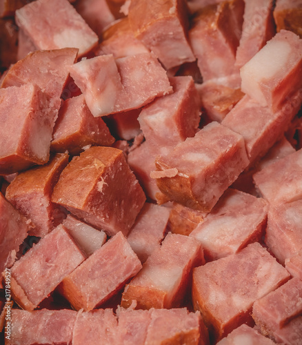 Linguiça calabresa picada. Comida brasileira, cozinha brasileira, carnes, porco.