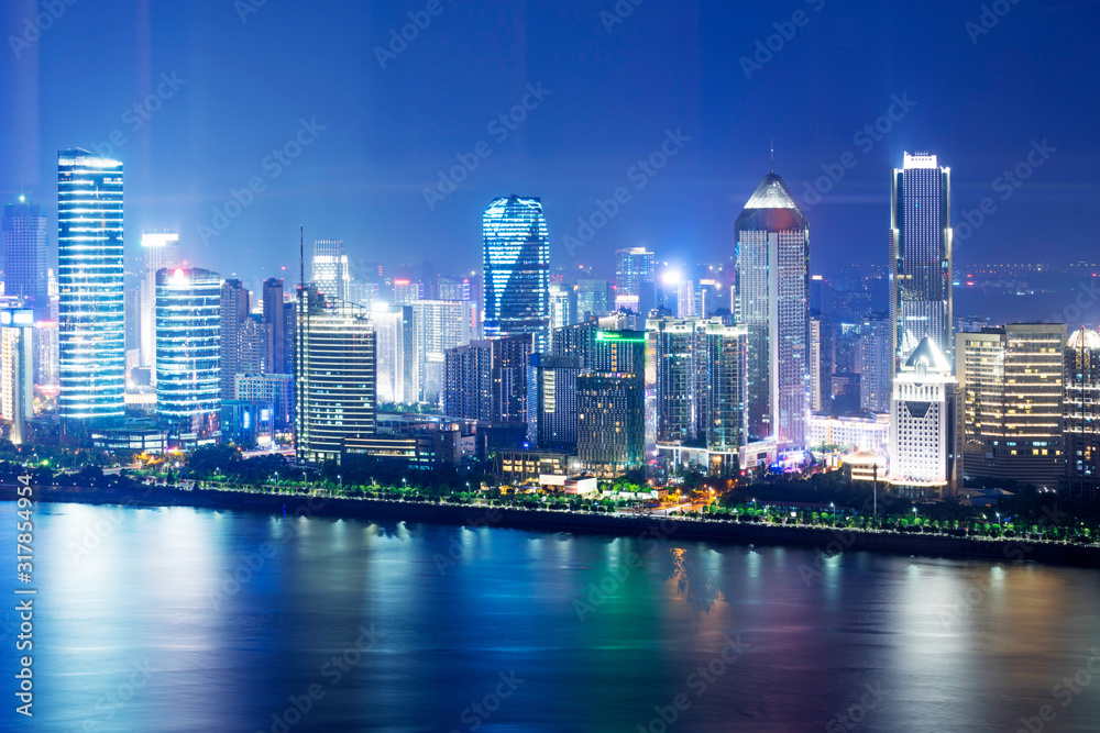 Fototapeta premium kolorowe światła oświetlają Szanghaj, gdy zapada noc