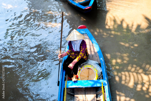 Fotografie, Obraz Women at the boat rowing at mekong river