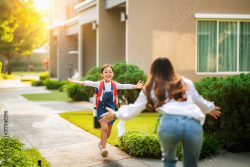 Tableau sur toile Asian daughter run to her mother after come back from her preschool