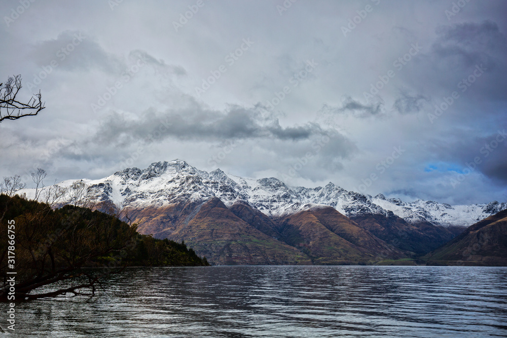 Naklejka premium The peaks of Queenstown New Zealand