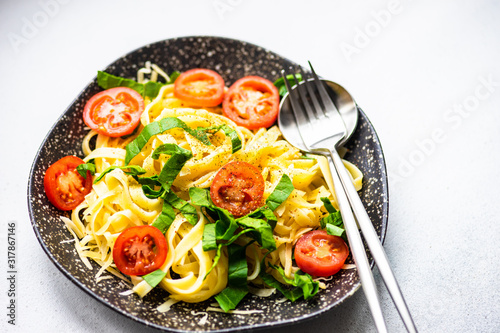 Pasta with spinach and tomatoes