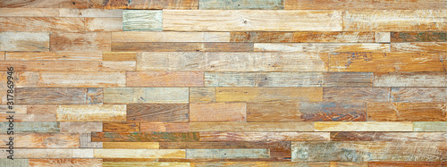 味わいのある質感の寄木細工の壁