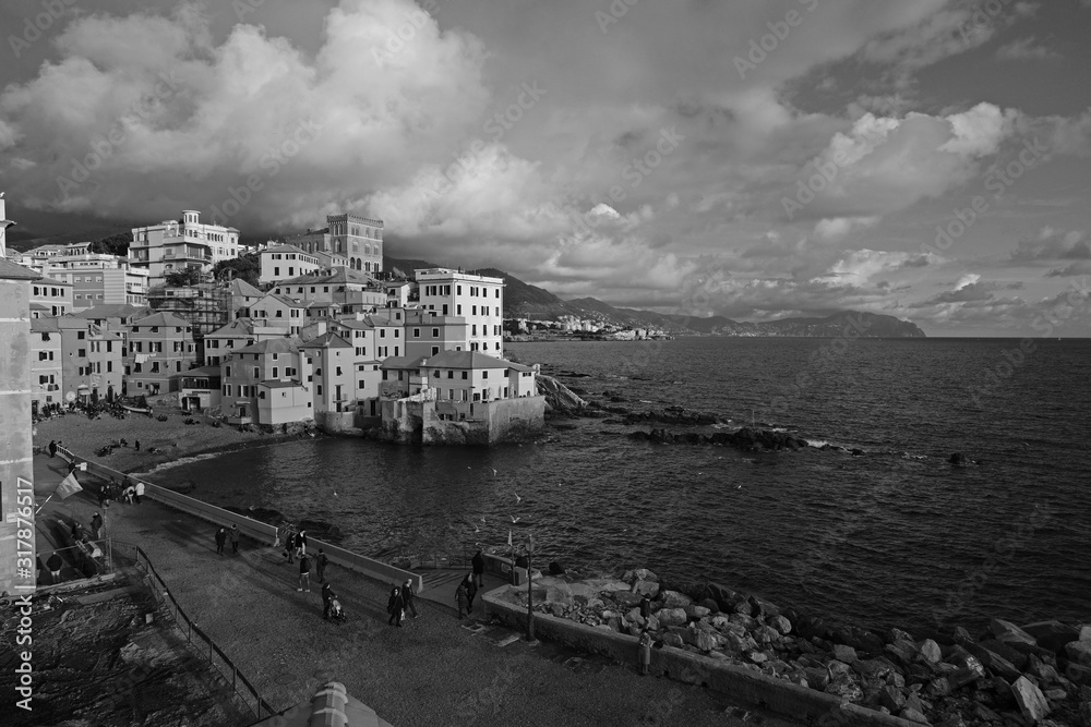 Genova Boccadasse in stile b/n tempi antichi con nuvole minacciose ed incombenti