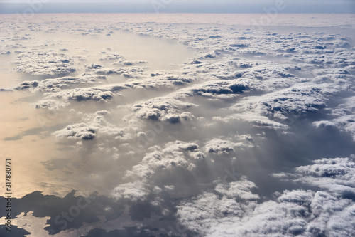 高知県土佐市の上空。白い雲の風景