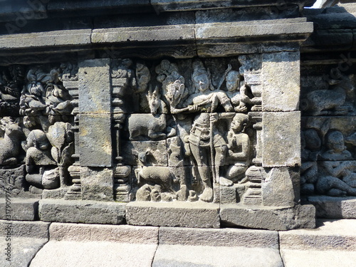 Stone carving of animals hunting © AndHub