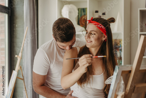 Foto Love story of a beautiful couple in an art studio