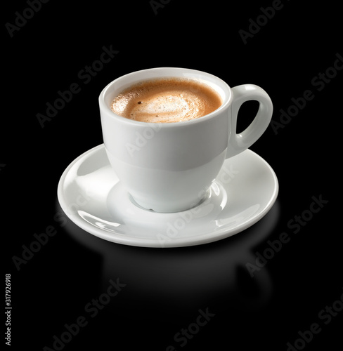 café con leche en taza blanca sobre fondo negro. latte coffee in white cup on black background.