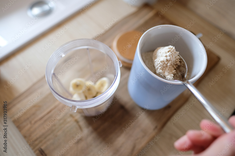 Frau macht sich ein Protein Shake nach fitness Frau macht sich ein Protein Shake nach fitness