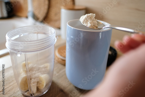 Frau macht sich ein Protein Shake nach fitness photo