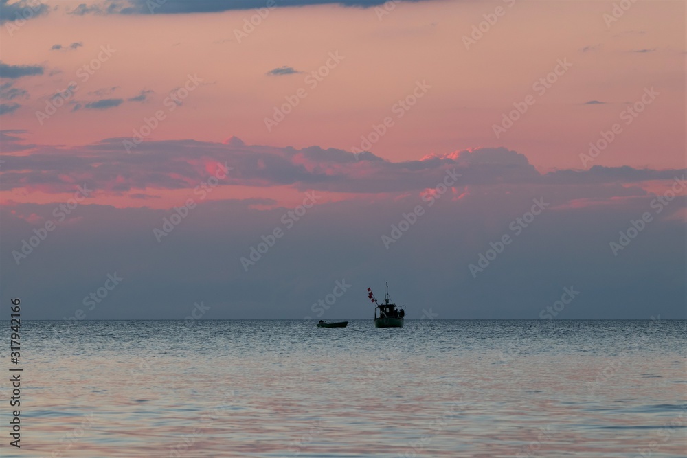 Fischer Boot an der Ostsee mit Abendhimmel 