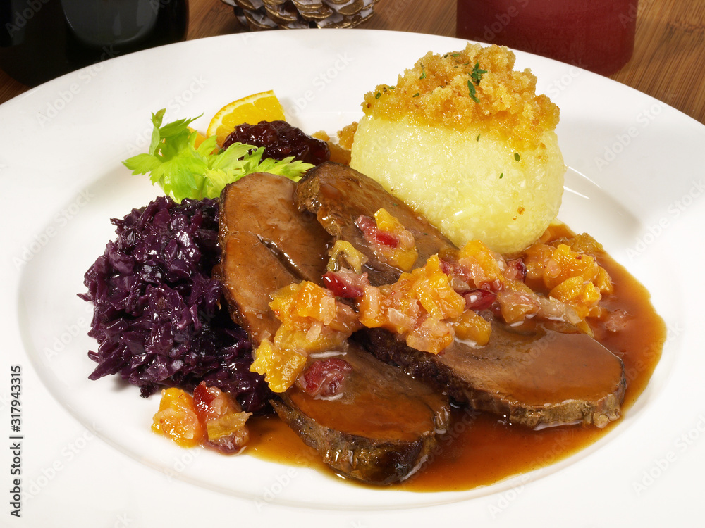 Wildschweinbraten mit Rotkohl und Knödel Wildschweinbraten mit Rotkohl und Knödel