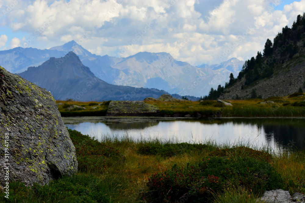 Naklejka premium lac et montagnes