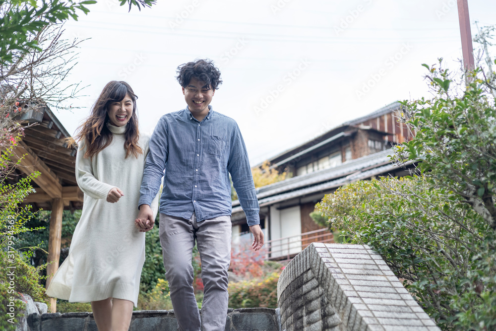 Naklejka premium 秋の観光を楽しむ若いカップル
