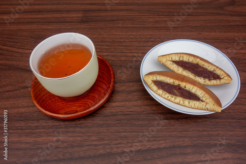 テーブルの上のどら焼きとほうじ茶