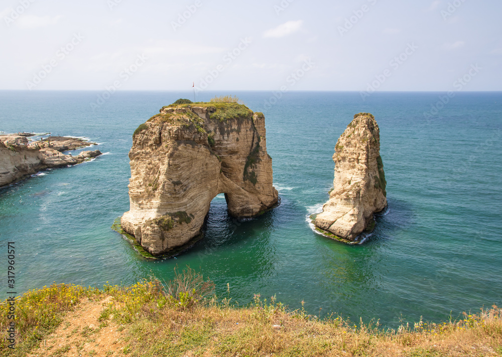 Fototapeta premium Bejrut, Liban - prawdopodobnie najpopularniejszy punkt orientacyjny w Bejrucie, skały Raouché to wspaniałe miejsce odwiedzane codziennie przez tysiące turystów
