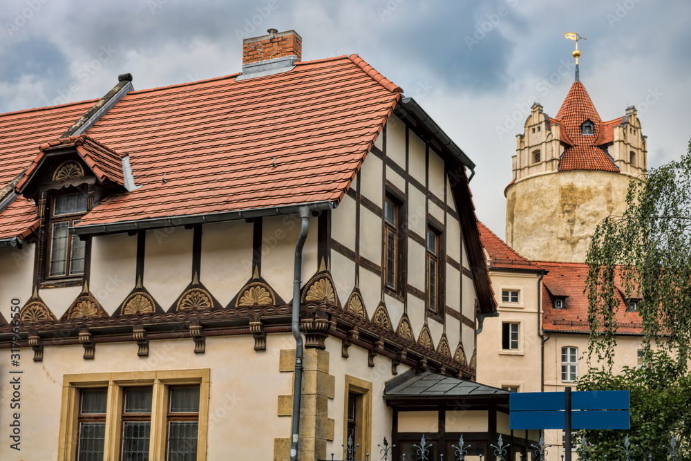 bernburg, deutschland - altes fachwerkhaus und eulenspiegelturm