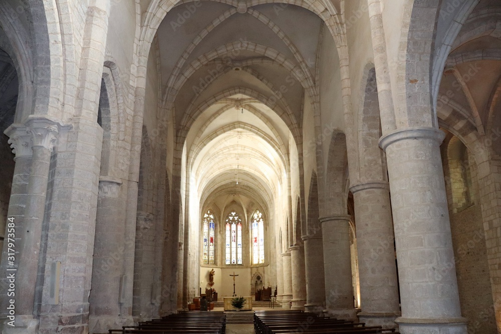 Fototapeta premium Abbaye d'Ambronay construite au 8 ème siècle - Département de l'Ain - Région Rhône Alpes - France - Intérieur de l'abbaye