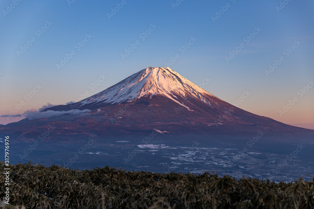 夕日を浴びる富士山