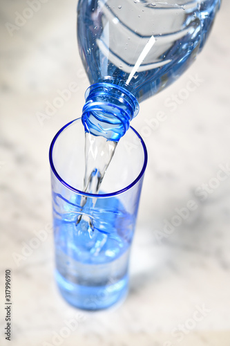 eau minerale bouteille plastique recyclage photo