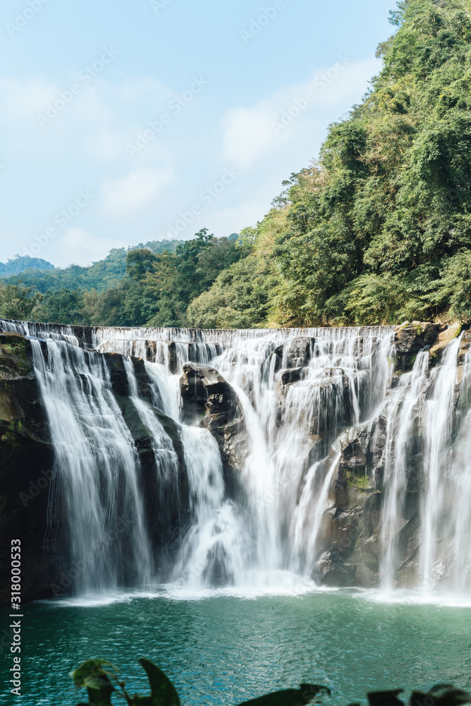 Shihfen Waterfall, Fifteen meters tall and 30 meters wide, It is the largest curtain-type waterfall in Taiwan