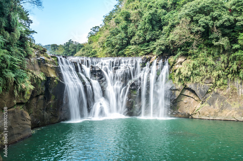 Shihfen Waterfall, Fifteen meters tall and 30 meters wide, It is the largest curtain-type waterfall in Taiwan