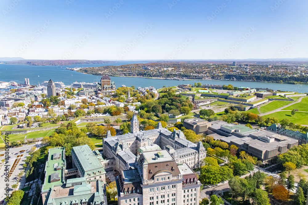 Naklejka premium Quebec City, panorama miasta z rzeką Saint-Laurent w tle