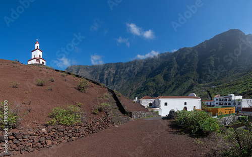 La Frontera, El Hierro - Weg zum Glockenturm hinter der Kirche, dem Wahrzeichen des Ortes im El Golfo Tal photo