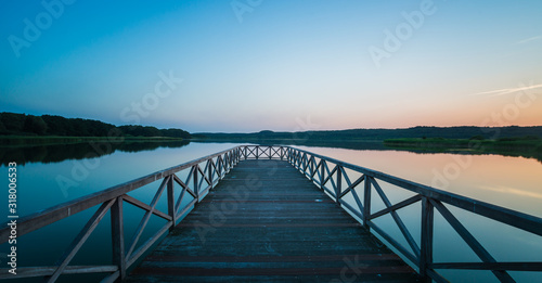 Steg in den Sonnenuntergang