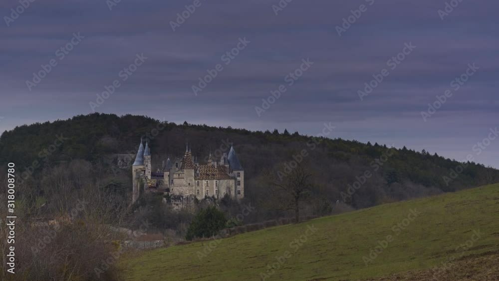 TimeLapse du Château de La Rochepot en bourgogne au coucher de soleil