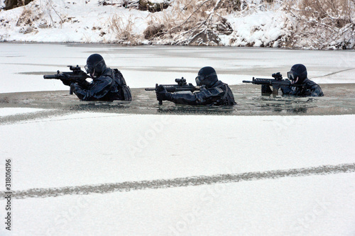 Принти на полотні South Korean Army Special Forces infiltration training through the frozen rivers