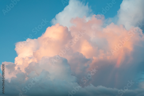 夕日で焼けた夕焼け雲と青空と彩雲