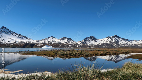 Landschaft in Südgeorgien, Antarktis. Schneebedeckte Berge und Sonnenschein