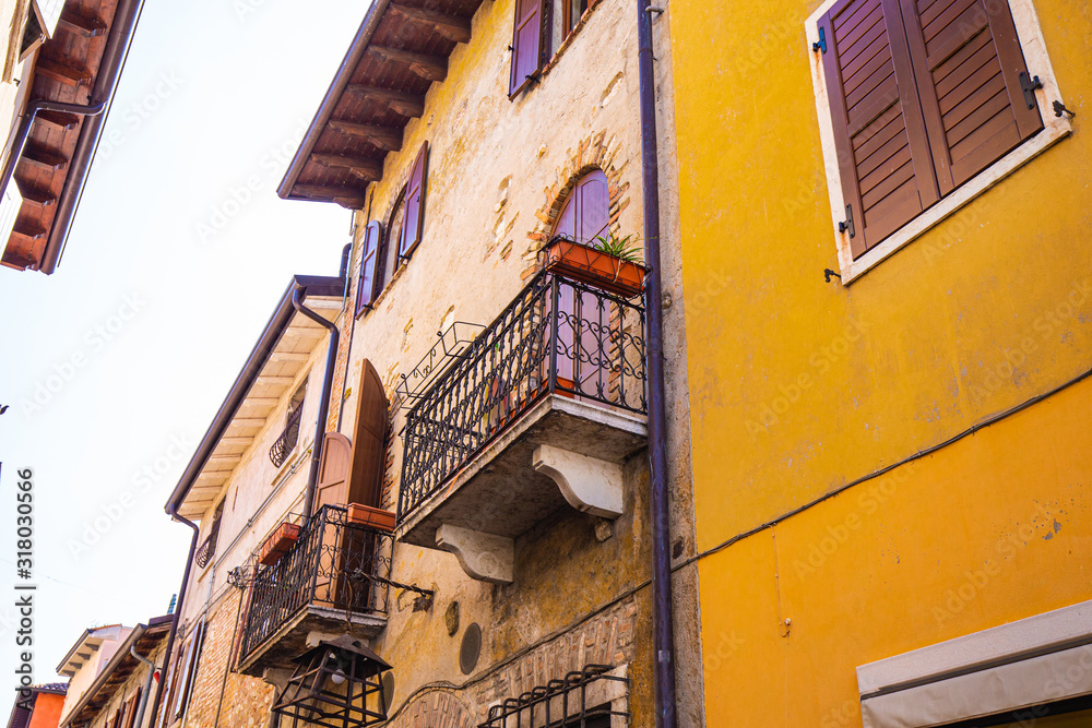 Φωτογραφία Details of Old Italian Building with Lot Of Windows and Balkon