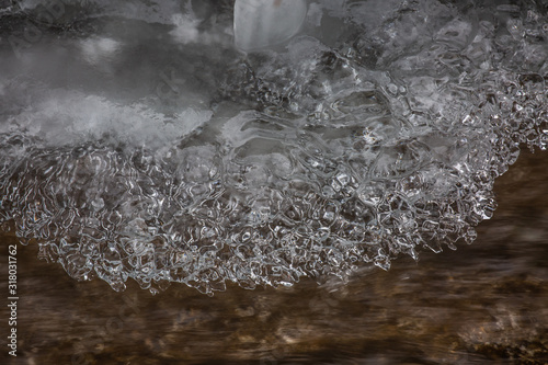 Eisskulptur im Bach.