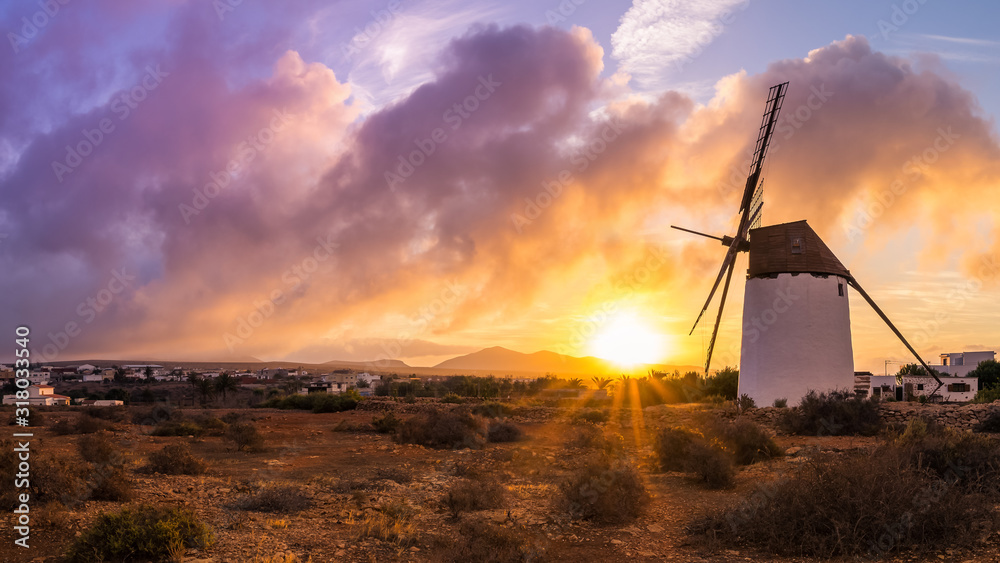 Φωτογραφία Windmühle bei Sonnenaufgang in der Nähe von Antigua auf Fuerteventura