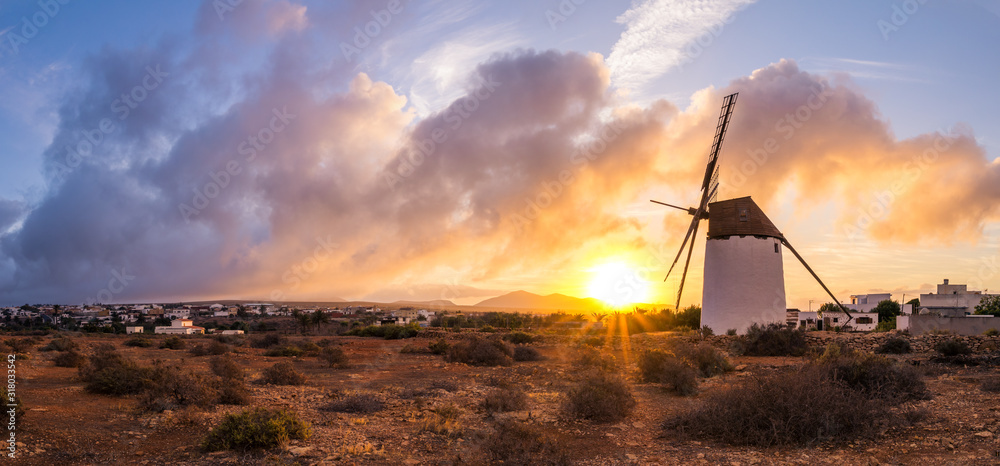 Φωτογραφία Windmühle bei Sonnenaufgang in der Nähe von Antigua auf Fuerteventura
