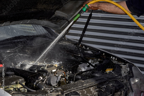 Lavado y lubricación del motor como parte del mantenimiento de un vehículo.