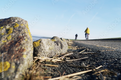 Fahrradfaher auf einem Weg photo