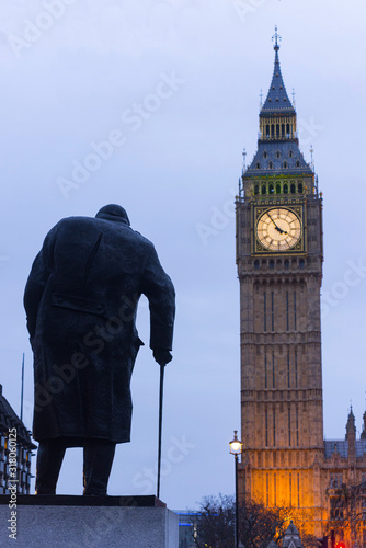 Londres. London. Statue of Winston Churchill in front of the Elisabeth tower of Westminster and the clock Big Ben . Statue de Churchill devant la tour Elisabeth de Westminster et l'horloge de Big Ben.