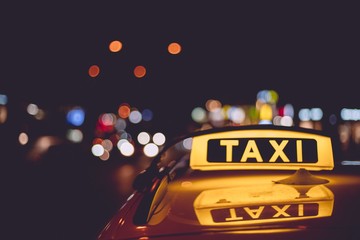Sierkussen New York taxi Verlicht taxibord in nachtelijk NYC  © Timo Nausch/Wirestock